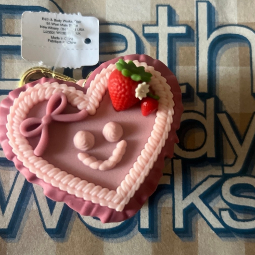 Bath & Body Works Valentine Happy Coquette Heart Cake Hand Sanitizer Hol…